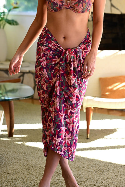 Zoomed front view of a woman weaing the Lily sarong on the indoor background
