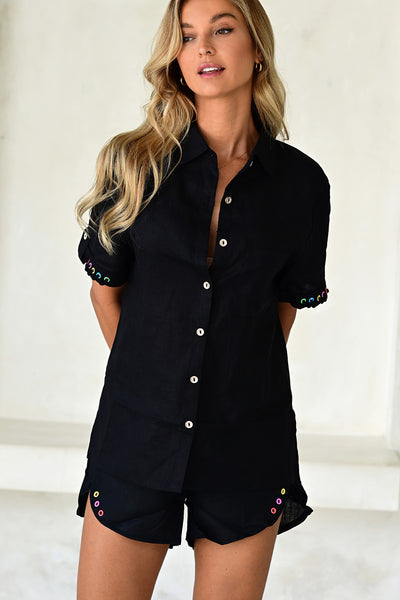 Close-up front view of a woman wearing the Linen Black Set.